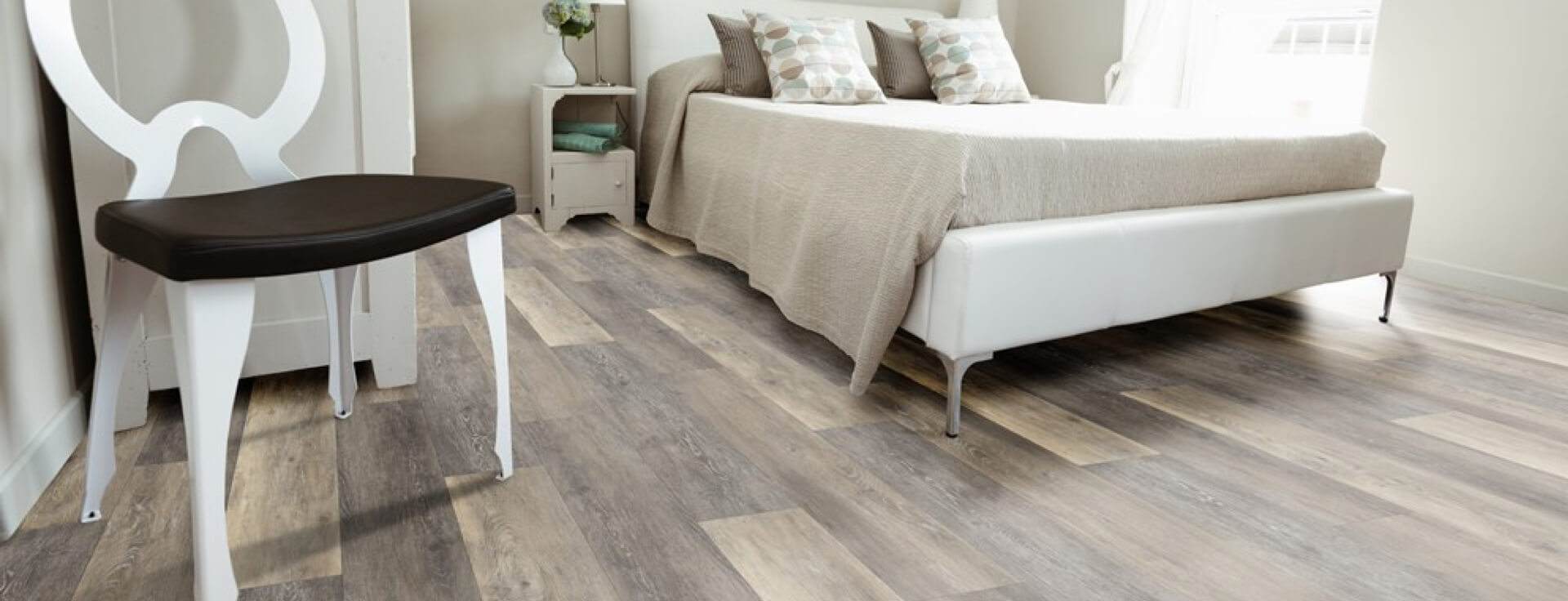 Bedroom hardwood flooring | UCX